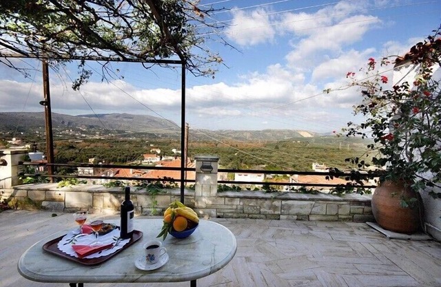 Traditional cottage with panoramic view. Ideal for couples and families.