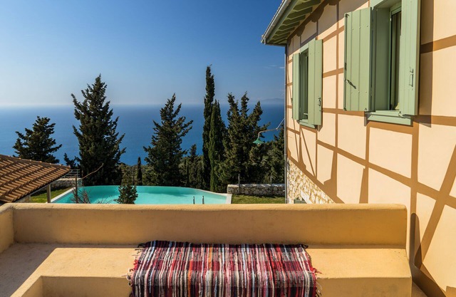 Tradicional casa ecológica con piscina privada y vista al mar