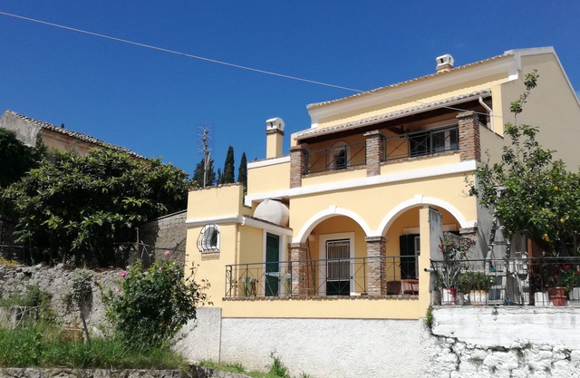 Casa de familia tradicional con amplios balcones y ubicación estratégicaAMA67704
