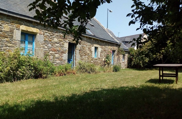 Traditional farmhouse with large garden. Porsliogan beach 500m away on foot.