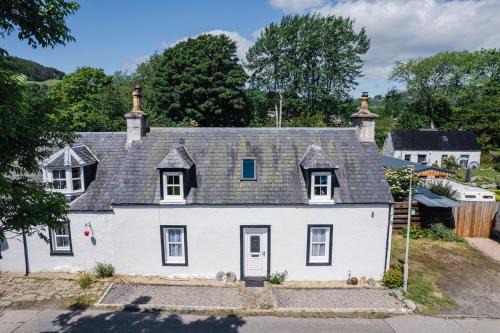 Traditional Highland Cottage Near Loch Ness