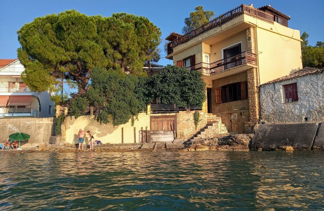 Casa tradicional sobre la ola del mar