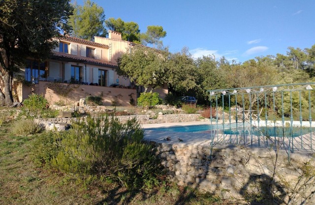Casa tradicional con jardín y piscina