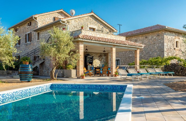 Casa tradicional con piscina y amplio jardín.