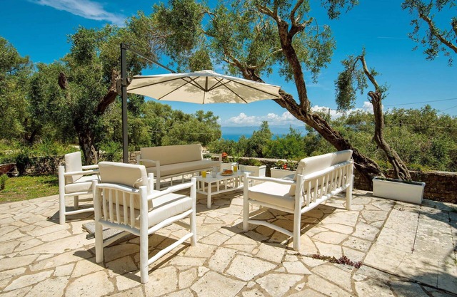Casa tradicional griega en Paxos con piscina y vista al mar 4 BDR