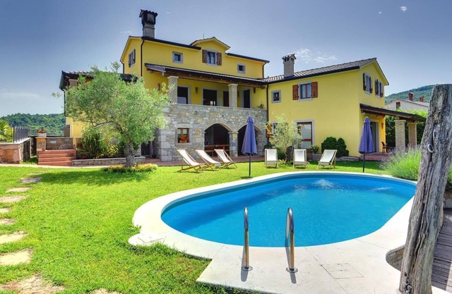 Villa tradicional de Istria con piscina privada, cama elástica