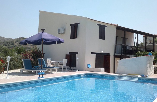 Gran casa de pueblo unifamiliar tradicional con piscina privada y patio cerrado