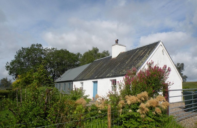 Loch Side Croft Cottage y jardín tradicional con extensión contemporánea