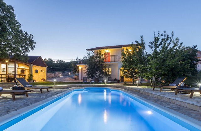 Traditional-luxury house with pool -PODRUG