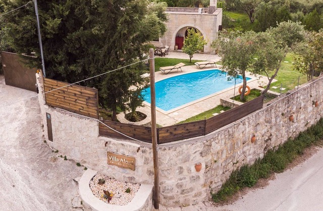 Tradicional, de piedra de lujo Villa con piscina y vistas.