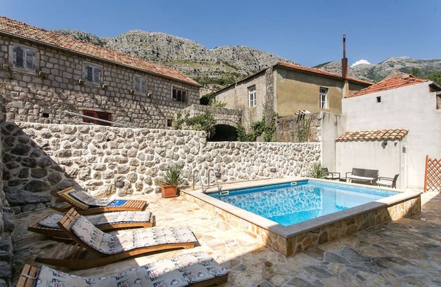 Villa tradicional con piscina en Gruda