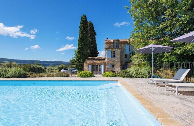Casa de campo tradicional provenzal con piscina entre viñas y aceitunas