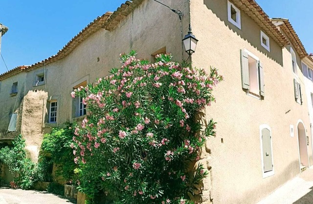 Casa de pueblo con azotea estilo provenzal
