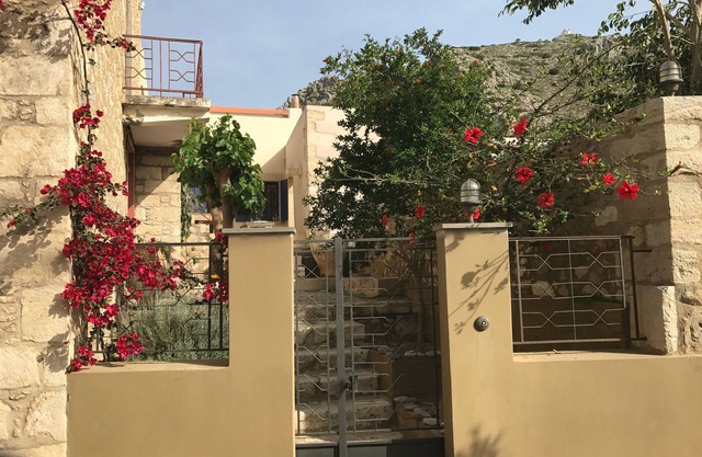 Casa de piedra espaciosa independiente tradicional en un pequeño pueblo