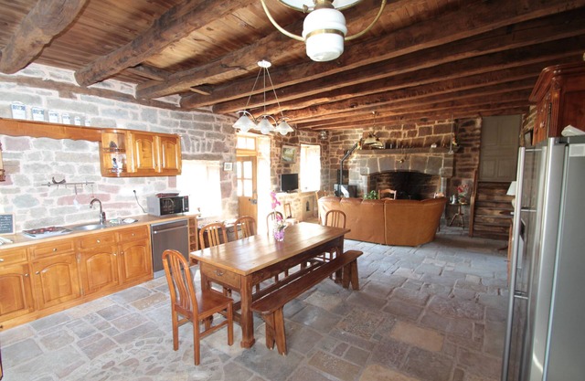Casa tradicional de piedra de la zona con jacuzzi, chimenea ****