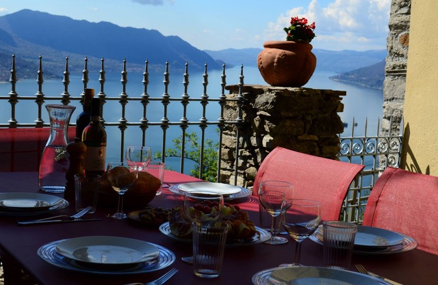 Casa tradicional de piedra con una vista impresionante del lago.