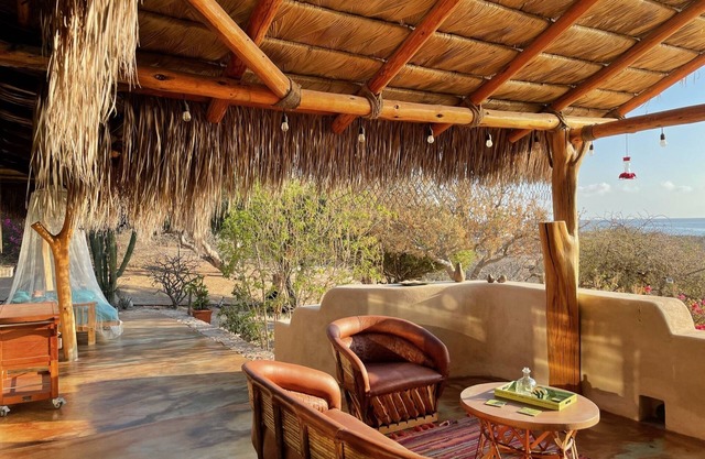 Retiro de palapa de piedra tradicional con vistas al océano y al desierto