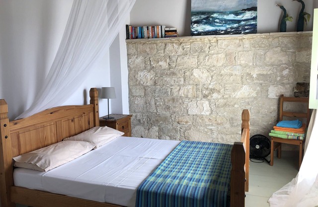 Apartamento tradicional de pueblo de piedra con balcón
