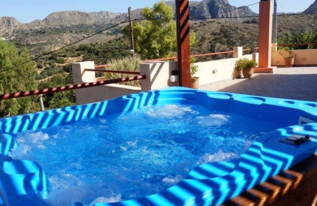 Villa de piedra tradicional con piscina privada y aire acondicionado, cerca de hermosas playas.
