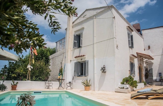 Casa de pueblo tradicional de piedra con piscina, cerca de Chania y playas