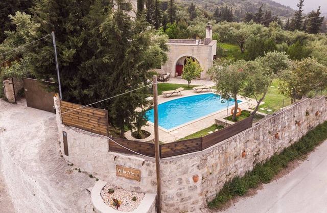Piedra tradicional chalet con piscina y bonitas vistas.