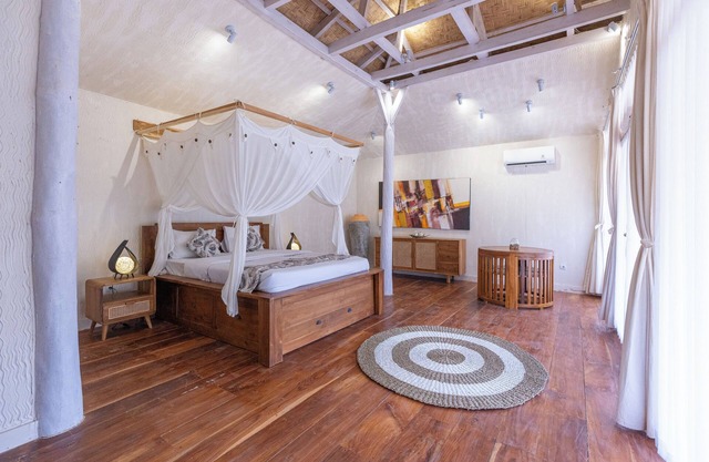Traditional style Bungalow with modern amenities, only 10km from Walakiri Beach!
