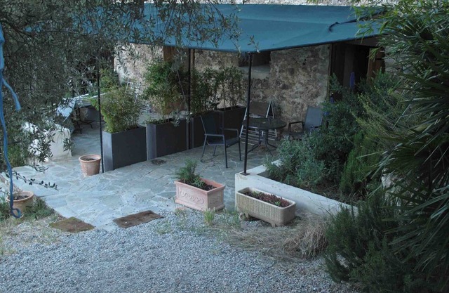 2 habitaciones en un techo tradicional, aire acondicionado, cama doble 2 / 1,6m a 5 km de la playa