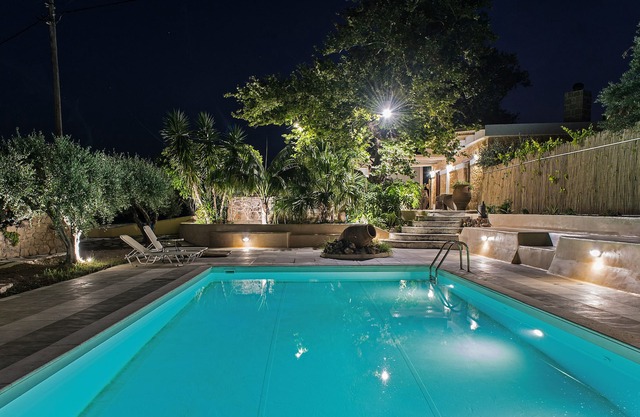 Villa tradicional de piedra con piscina en Creta