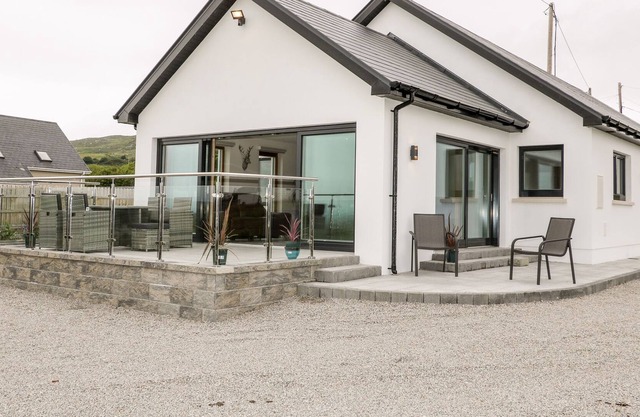 TRAEANNAGH BAY HOUSE, pet friendly in Dungloe, County Donegal