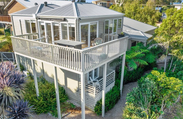 Trafalgar Retreat, great views, spacious, boat parking, walk to Rhyll beach