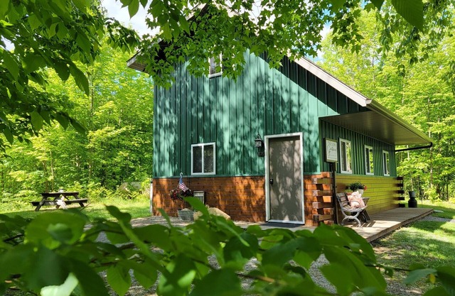 Trail's End Guesthouse- Vacation Cabin