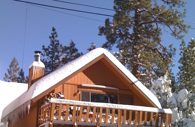 Solo $ 59 nt. Retiro romántico con chimenea y techos con vigas abiertas e garaje directo