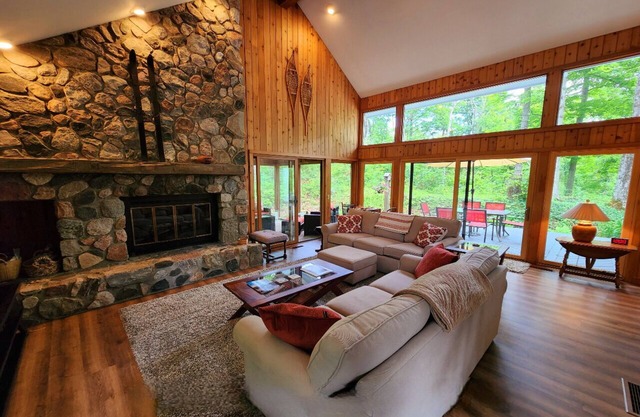 Trails End Cedar Lodge: Beautiful three bedroom home in Birchwood Farms
