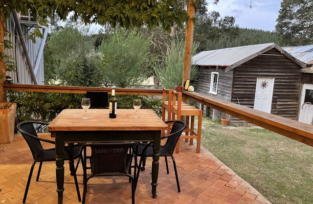 Trails! Views! Serenity! Family & pet friendly cottage, 5 minutes from town!