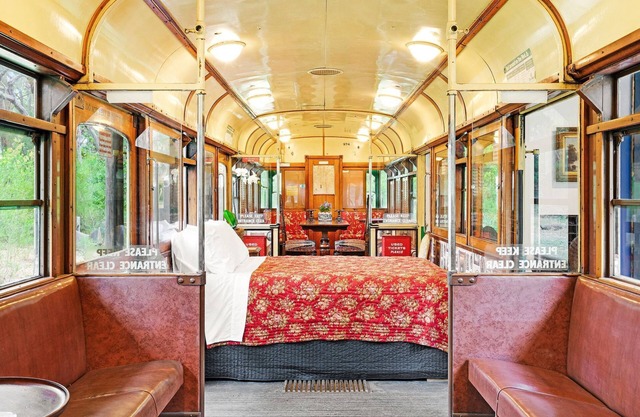 TRAM 974 - Watch your step as you board