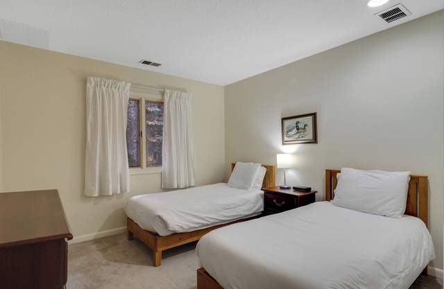 Tranquil 2-bedroom condo in Harbor Springs Michigan with WiFi, AC