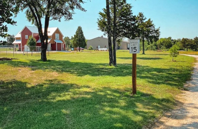 Tranquil 3-bedroom barn right next to Lake Tenkiller in Vian with WiFi, AC