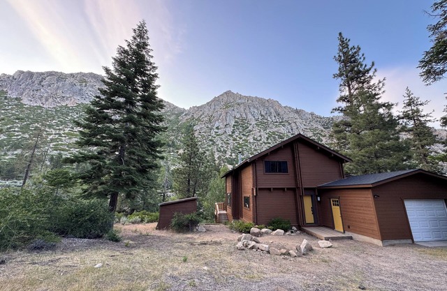 Tranquil 3-bedroom Cabin on Carson River in Markleeville