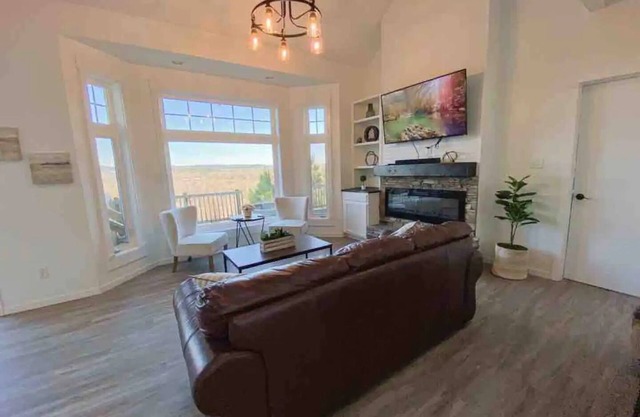 Tranquil, 3BR, entertaining, Mountain Home