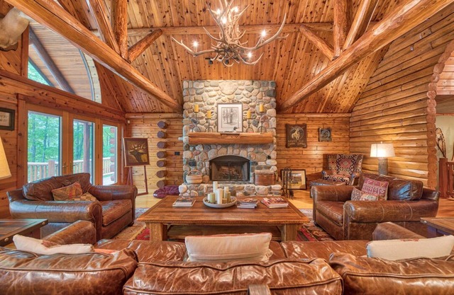 Tranquil 4-bedroom cabin with WiFi with private Lake