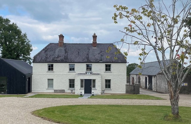 Tranquil 4-bedroom farmhouse and studio in Adare