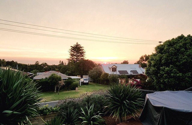 Tranquil 5-bedroom house, less than a 10 min walk to the famous Yanchep Lagoon