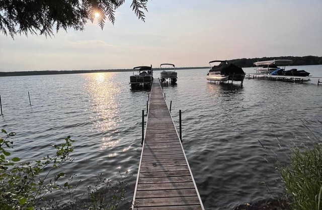 🏡 Tranquil 5-BR Lake House | Near Duck Lake & TC ➠7570!