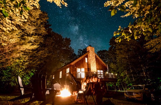 Tranquil alpine getaway with fast WiFi, loft, two living areas, fireplace & deck