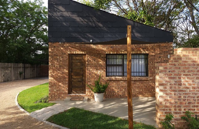 Tranquil Bohemian Inspired Villa, Cosy with on site SPA!