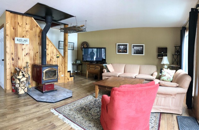 Impresionante Buck Lake Cottage-10 invitados- Winterized- Relax, ATV, trineo, canoa, esquí ...