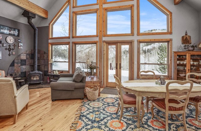 Tranquil Cabin in the Woods, 1 bedroom plus Loft Bedroom, Mountain Views