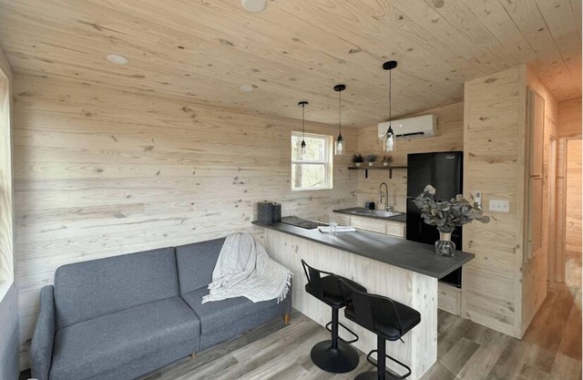 Tranquil Cabins 1 bedroom - Tranquil Cabins private 1 bedroom with Queen Bed and Twin Futon