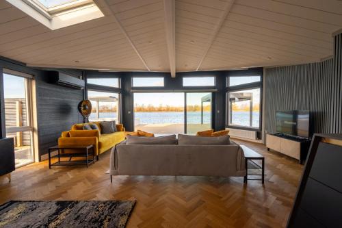 Tranquil Cove Spa Lodge