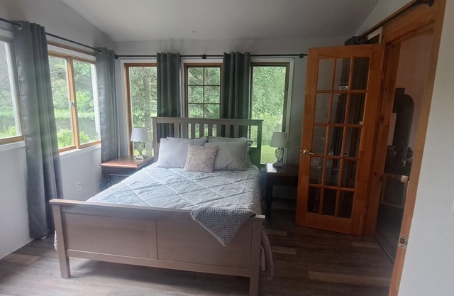 Tranquil, cozy cottage just steps from the river with miles of boating fun!